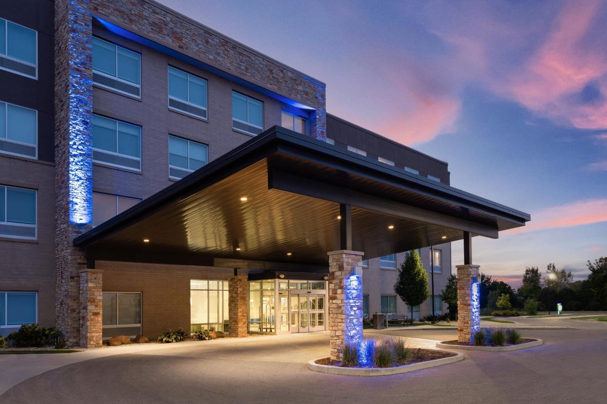 Holiday Inn Express & Suites - Madison West - Middleton By Ihg Exterior foto